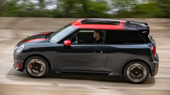 Mini John Cooper Works Electric (J01) zwart (2024) zijkant links rijdend brooklands