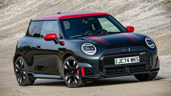 Mini John Cooper Works Electric (J01) zwart (2024) zijkant rechts voor schuin