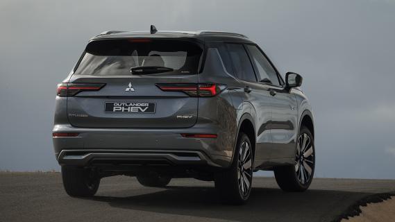 Mitsubishi Outlander PHEV (2024) grijs achterzijden zijkant rechts