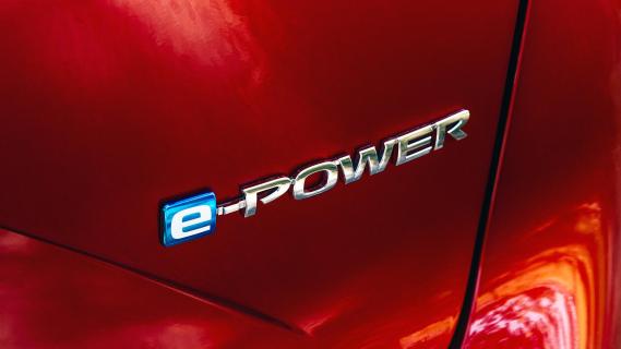 Nissan Qashqai e-Power rood (2024) badges