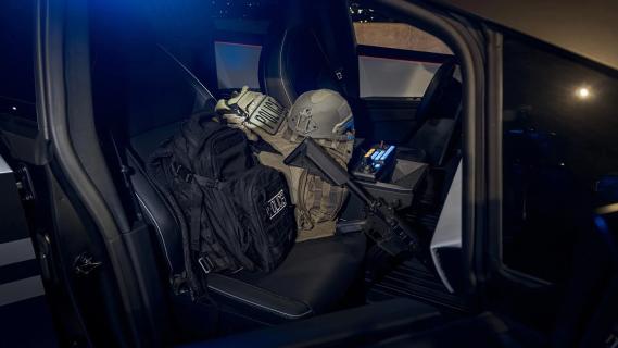 Tesla Cybertruck politieauto interieur zijkant