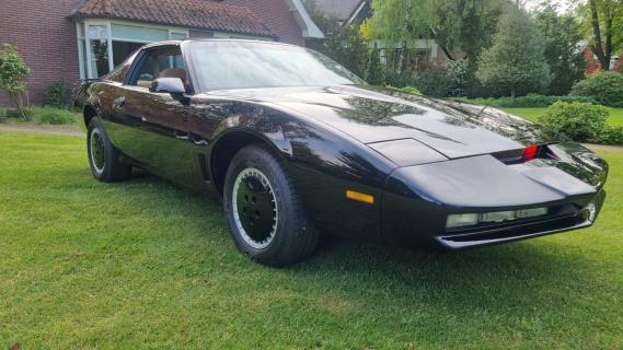 Pontiac Firebird Trans Am Knight Rider replica hoog budget zwart voorkant schuin rechts gras