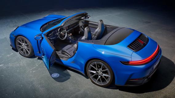 Porsche 911 Carrera T Cabriolet (992) blauw (2024) zijkant achter kap open bovenaanzicht