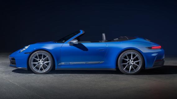 Porsche 911 Carrera T Cabriolet (992) blauw (2024) zijkant dak omlaag