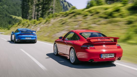 Porsche 911 GT3 oud en nieuw 992 blauw 996 rood achterzijde bergweg