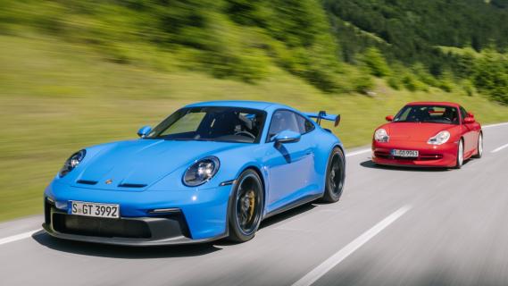 Porsche 911 GT3 oud en nieuw 992 blauw 996 rood voorzijde bergweg