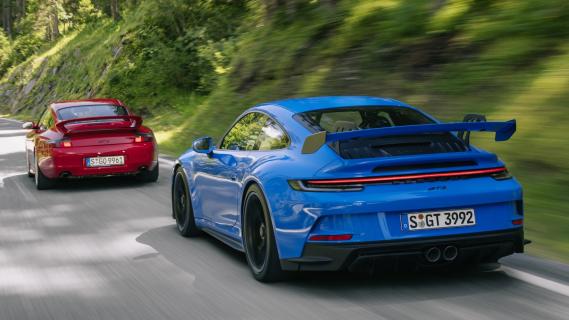 Porsche 911 GT3 oud en nieuw 992 blauw 996 rood achterzijde bomen