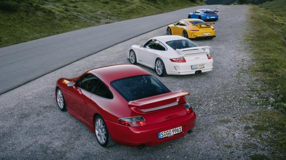 Porsche 911 GT3 oud en nieuw 996 rood 997 wit 991 geel 992 blauw zijkant schuin achter