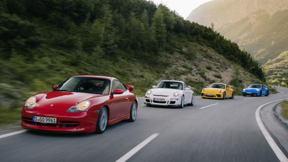 Porsche 996 (rood) 997 (wit) 991 geel 992 blauw voorzijde bergweg