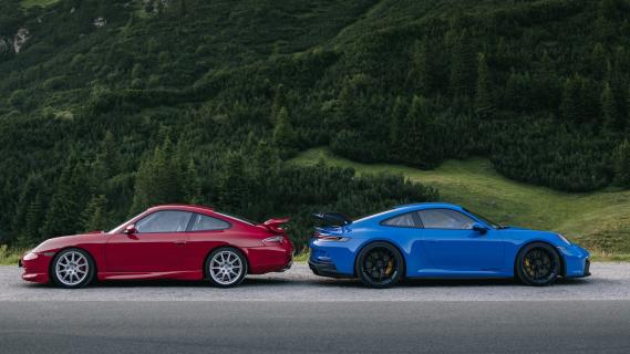 Porsche 911 GT3 oud en nieuw 996 rood 992 blauw bips aan bips