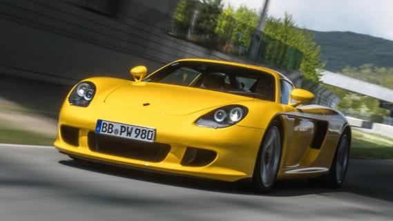 Porsche Carrera GT (980) geel zijkant voor rijdend circuit tunnel