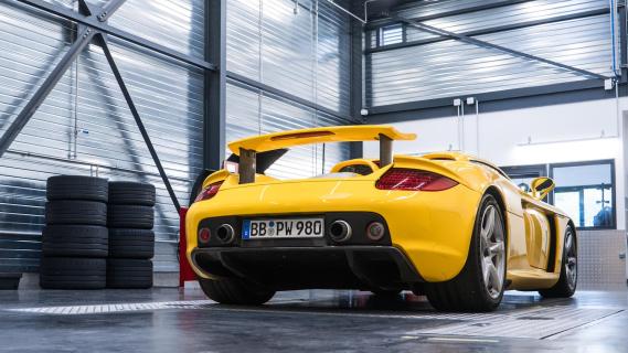 Porsche Carrera GT (980) geel zijkant achter