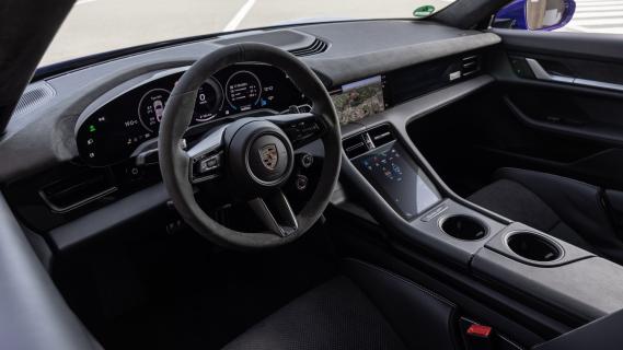 Porsche Taycan Turbo GT Weissach Package (2024) paars interieur stuurwiel