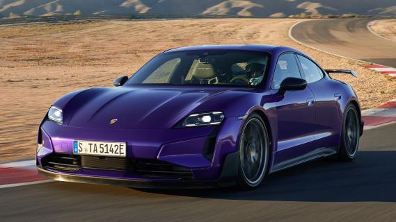 Porsche Taycan Turbo GT Weissach Package (2024) paars links voor zijkant circuit