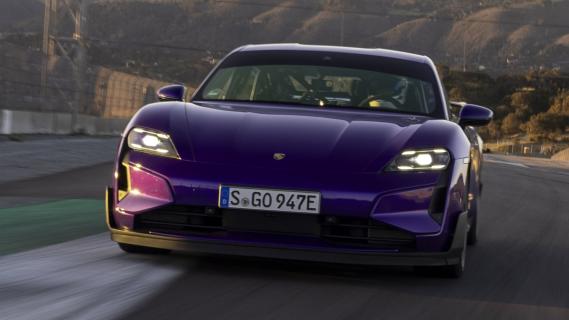 Porsche Taycan Turbo GT Weissach Package (2024) paars links voor bocht hoge snelheid