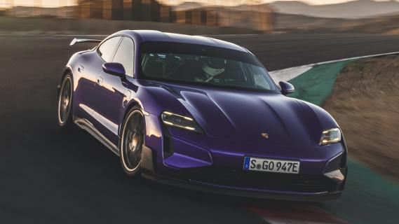 Porsche Taycan Turbo GT Weissach Package (2024) paars rechts zijkant voor circuit ingaan bocht