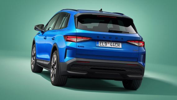 Skoda Elroq Sportline blauw zijkant links achter schuin