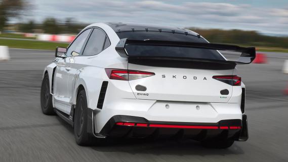 Skoda Enyiaq iV RS Race (2024) wit zijkant achter rijdend circuit