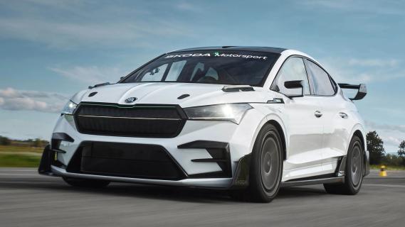 Skoda Enyiaq iV RS Race (2024) wit links zijkant voor schuin