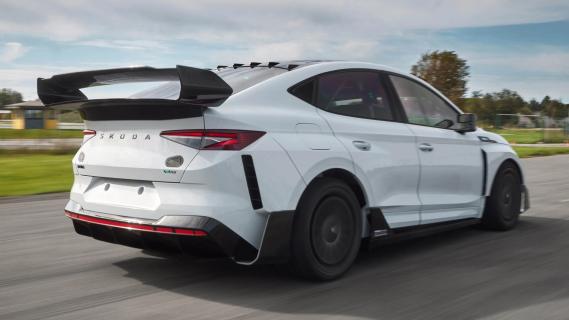 Skoda Enyiaq iV RS Race (2024) wit zijkant rechts achter schuin rijdend circuit