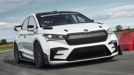 Skoda Enyiaq iV RS Race (2024) wit zijkant voor schuin circuit rijdend