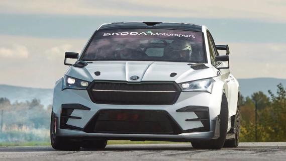 Skoda Enyiaq iV RS Race (2024) wit zijkant voor schuin circuit aanremmen