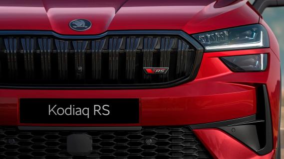 Skoda Kodiaq RS (2024) rood grille hoogglans zwart met logo