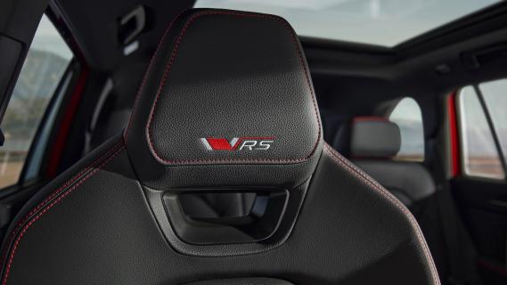 Skoda Kodiaq RS (2024) rood interieur sportstoel hoofdsteun met RS-logo