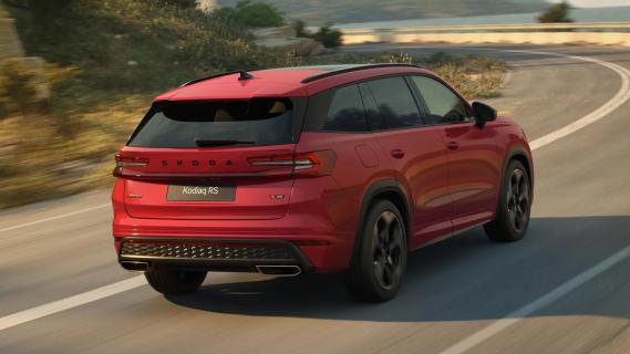 Skoda Kodaiq RS (2024) rood zijkant achter schuin rechts rijdend op weg