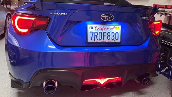 Subaru BRZ blauw achterzijde lichten aan garage