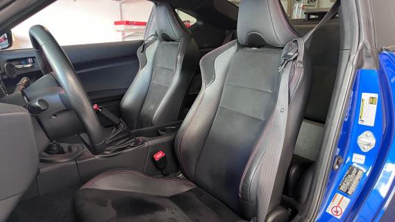 Subaru BRZ blauw interieur zwart sportstoelen