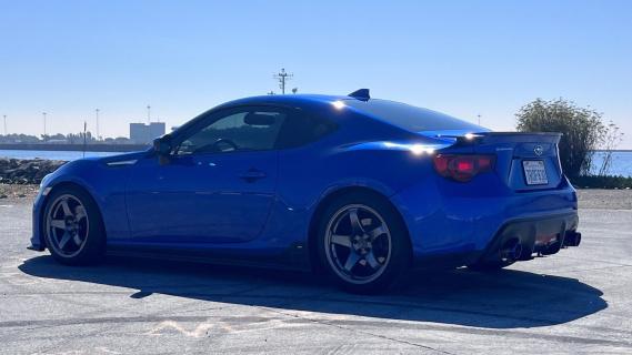 Subaru BRZ blauw linker zijkant achter schuin