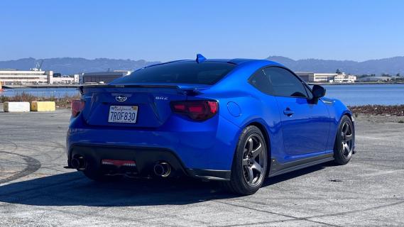 Subaru BRZ Turbo blauw zijkant rechts achter schuin