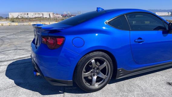 Subaru BRZ Turbo blauw zijkant achter schuin