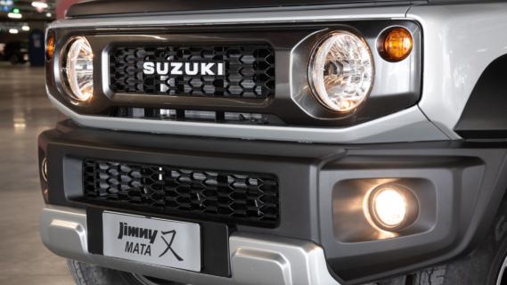 Suzuki Jimny Mata (2024) grijs grille