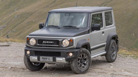 Suzuki Jimny Mata (2024) grijs zijkant voor schuin