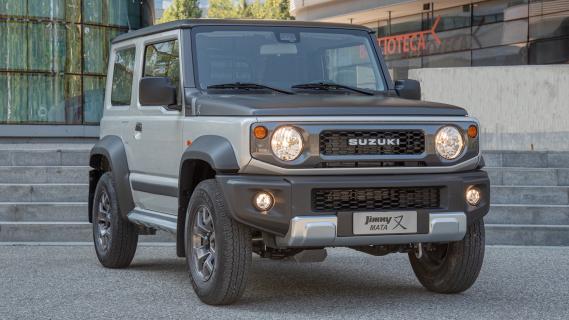 Suzuki Jimny Mata (2024) grijs zijkant rechts voor schuin