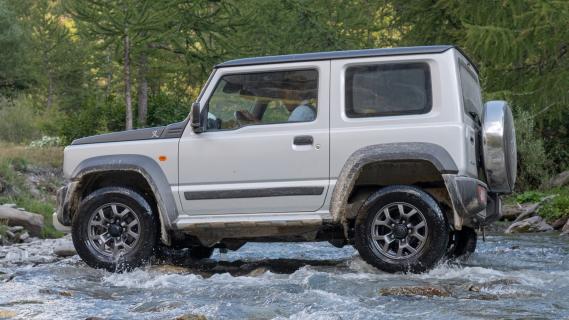 Suzuki Jimny Mata (2024) grijs zijkant links water