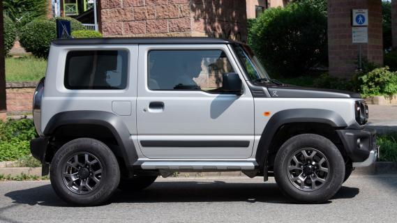 Suzuki Jimny Mata (2024) grijs zijkant rechts water