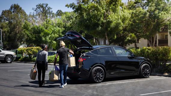 Tesla Model Y zwart kofferbak open zijkant rechts achter schuin