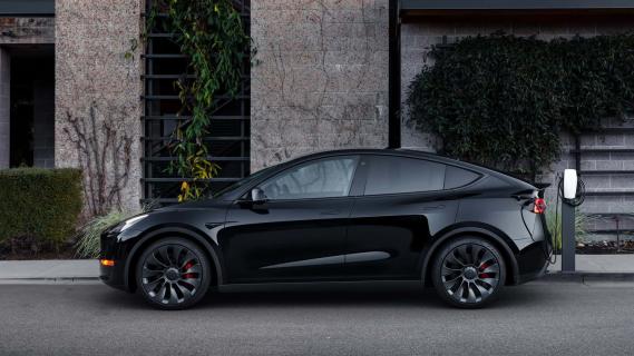 Tesla Model Y zwart zijkant links