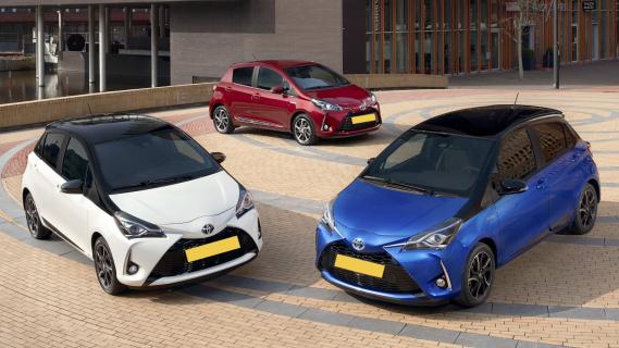 Toyota Yaris wit rood blauw