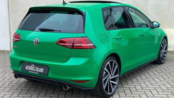 Volkswagen Golf GTI Performance groen (2016) zijkant rechts achter schuin