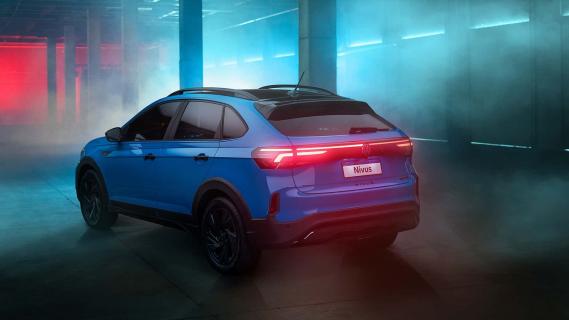 Volkswagen Nivus facelift blauw (2025) achterzijde schuin voor garage rook