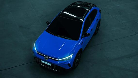 Volkswagen Nivus facelift blauw (2025) voorzijde zijkant schuin boven garage