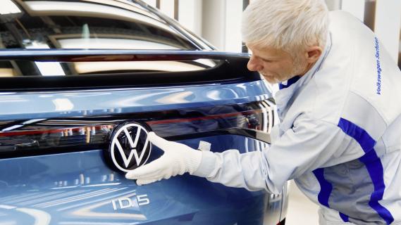 Volkswagen personeel loonsverlaging ID5 badge