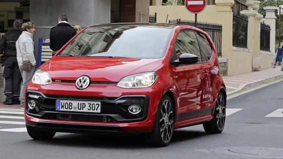 Volkswagen Up GTI rood zijkant links voor kruising in monaco