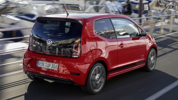 Volkswagen Up GTI rood zijkant achter rechts rijdend