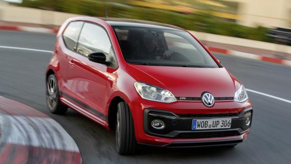 Volkswagen Up GTI rood zijkant voor rechts bocht rijdend