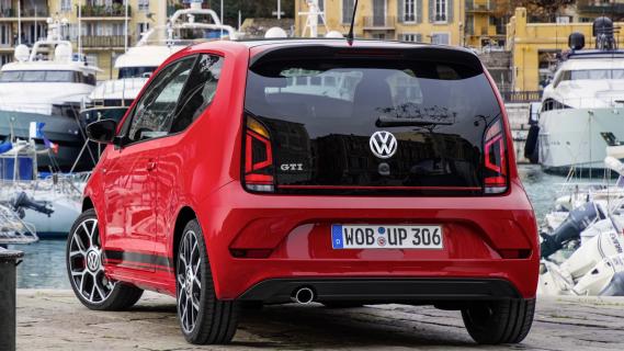 Volkswagen Up GTI rood zijkant achter links laag haven